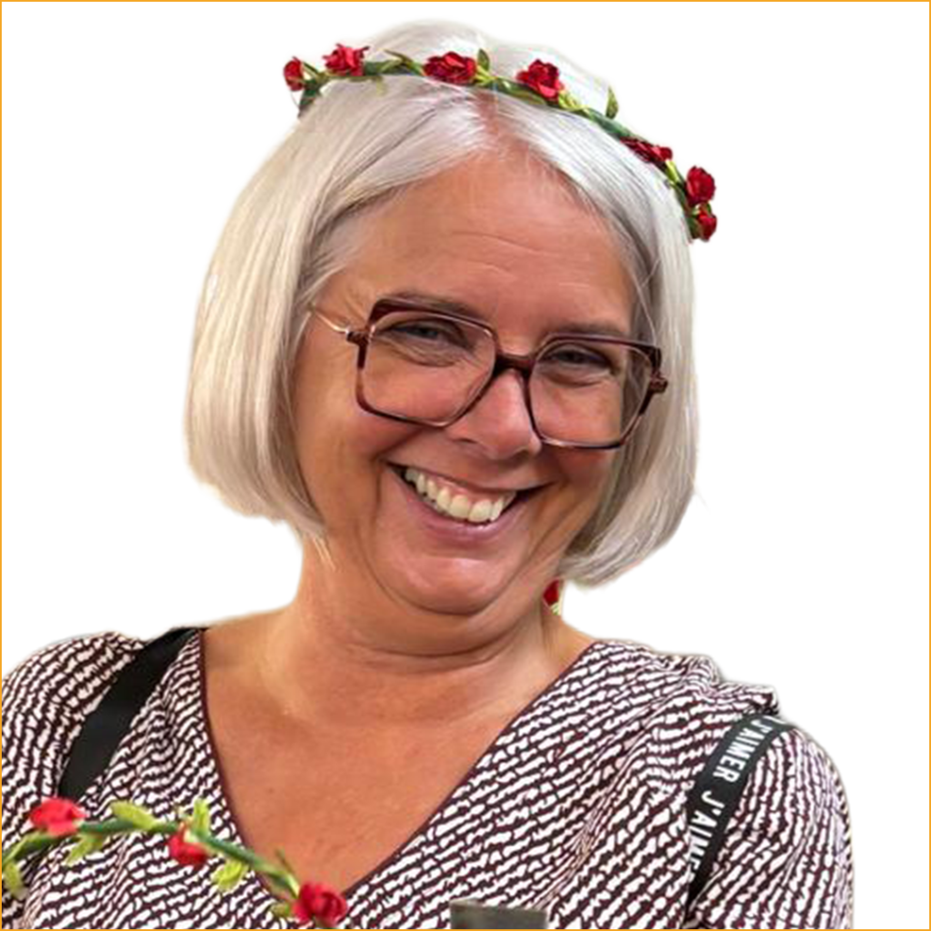 Porträt einer lachenden Frau mit silbergrauem Bob, Brille und Rosenkranz im Haar, Mitglied der Theatergruppe d'Süosslar Dornbirn