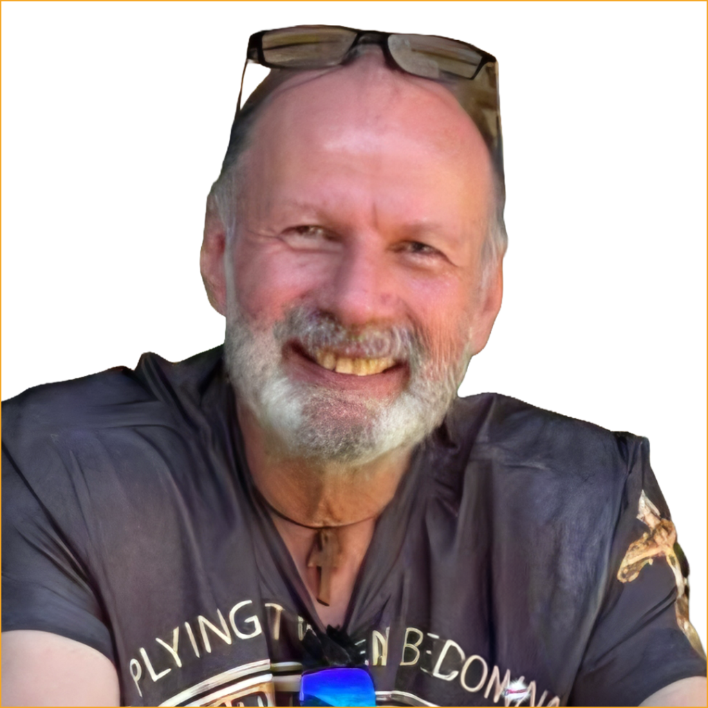Porträt eines lachenden Mannes mit grauem Bart und Brille im Haar, im dunklen T-Shirt, Mitglied der Theatergruppe d'Süosslar Dornbirn