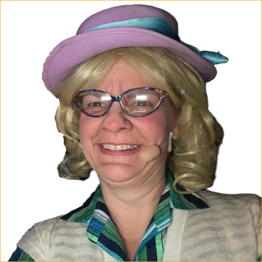 Porträt einer lachenden Frau im Bühnenkostüm mit blonder Lockenperücke, fliederfarbenem Hut, bunter Brille und Headset-Mikrofon, Mitglied der Theatergruppe d'Süosslar Dornbirn